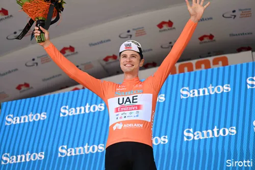 Jay Vine met de leiderstrui in de Tour Down Under