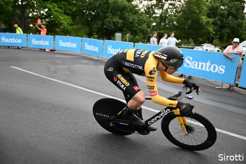 Mick van Dijke in de openingsrit van de Tour Down Under