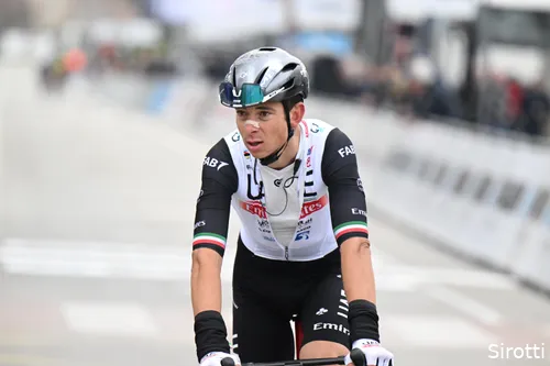 Misschien mag Davide Formolo wel voor eigen kans gaan.