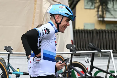 De lach verdwijnt bij Fabio Jakobsen geen moment van het gezicht.