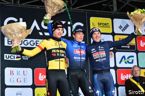 Het podium in Brugge-De Panne: Kooij, Philipsen en Lampaert