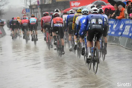 Jonas Rickaert, hier achterin de groep, was cruciaal in Brugge-De Panne