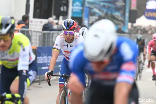 Van der Poel (voorgrond) komt met gebalde vuist over de meet