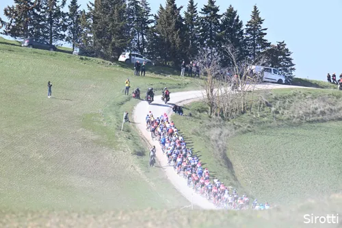 Onderweg naar Siena gaan de renners over de 'strade bianche'