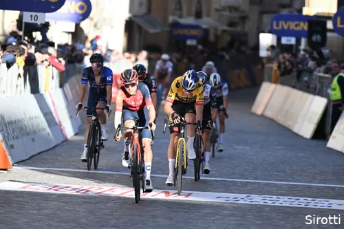 Pidcock kwam Van Aert en Van der Poel al tegen in de Tirreno.