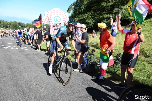 Hindley won wat tijd op onder meer Simon Yates.