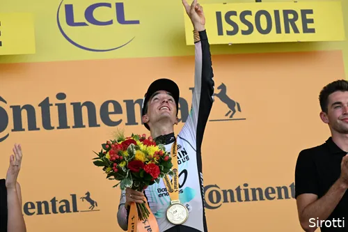 'For Gino': Bilbao eert zijn overleden vriend in de Tour de France van 2023 met een fraaie ritzege.