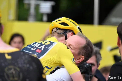 Na de Tour was het eerst even feestvieren geblazen voor Vingegaard, die hier Richard Plugge knuffelt.
