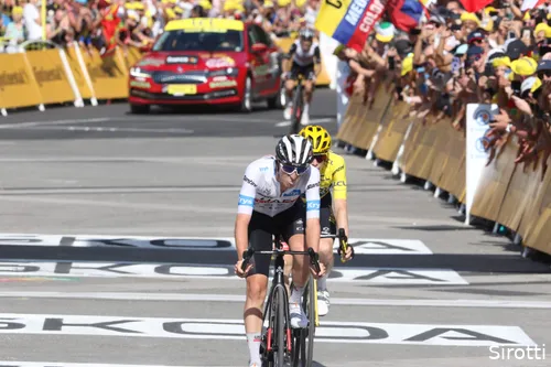 Pogacar and Vingegaard at the finish line.