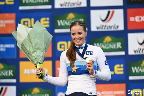 Ook de zus van Pluimers kan goed fietsen: ze kroonde zich onlangs tot Europees kampioen bij de beloften