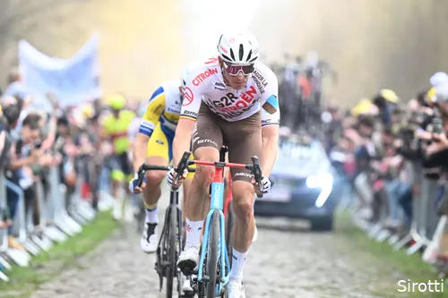 Naesen on the cobblestones of Roubaix