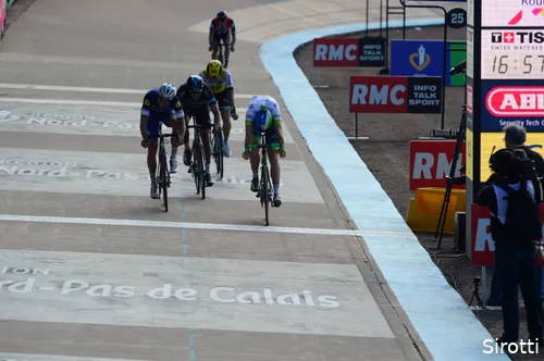 Matthew Hayman stays ahead of Tom Boonen in the sprint at the Roubaix cycling track