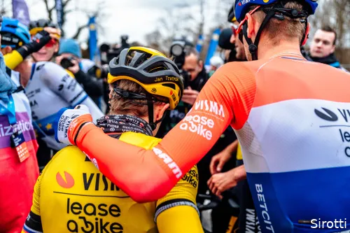 Van Baarle congratulates Jan Tratnik, winner of the Omloop