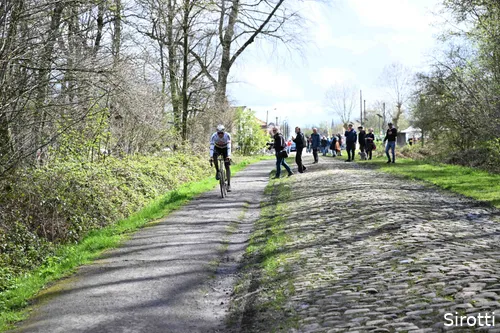 Om vervolgens - in tegenstelling tot zijn ploeggenoten - op het fietspad te rijden...