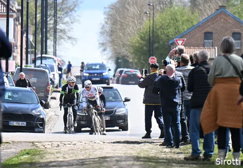 En wereldkampioen Mathieu van der Poel, die hier begint aan de chicane...