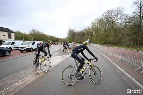 Visma | Lease a Bike probeert de chicane uit...