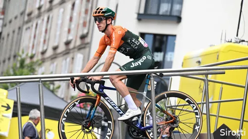 <i>Toch zeker een van de grootste transfers van het jaar: Simon Yates naar Visma | Lease a Bike</i>
