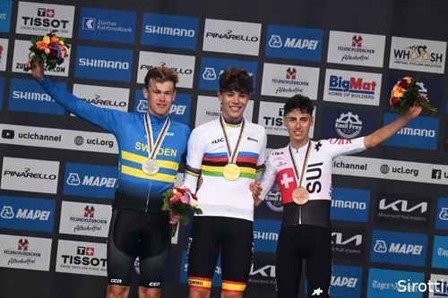 Romeo op de hoogste trede van het podium op het WK tijdrijden bij de beloften