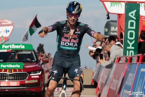 <i>De handen in de lucht bij Primoz Roglic, die voor de tweede keer won op de Moncalvillo</i>