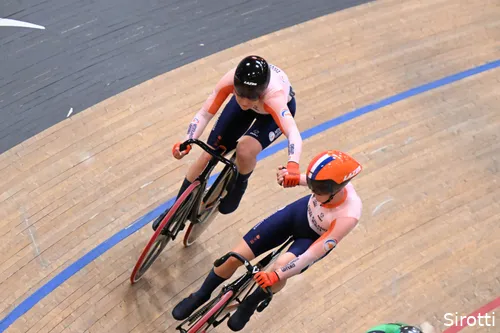 Maike van der Duin in action with Marit Raaijmakers at the 2023 Track Cycling World Championships