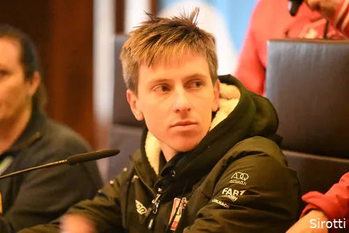 Tadej Pogacar tijdens de persconferentie na Tre Valli Varesine