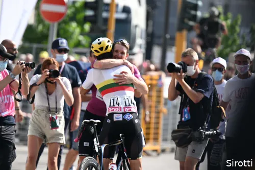 Konovalovas hugs his team leader Demare&nbsp;