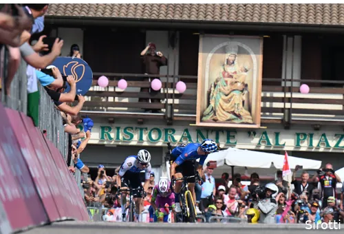 Bouwman beat Schmid at 2022 Giro in uphill sprint