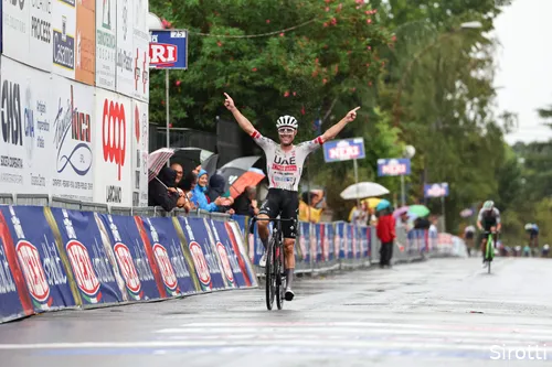Marc Hirschi triumphs in UAE jersey