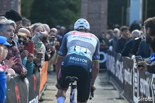 Van der Poel did not shy away from going full gas in the Tirreno-Adriatico.