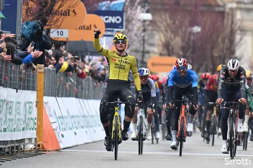 Kooij wins after a tough stage in Tirreno-Adriatico