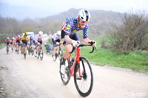 Simmons did not make it to the final of Strade Bianche last year (as U.S. champion)