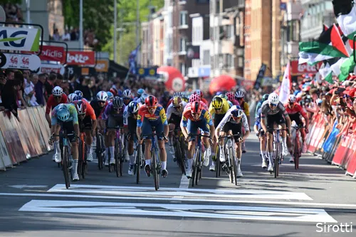 Velasco (links op de foto) wint de sprint voor plek vier van Thibau Nys.