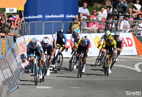 Giulio Pellizzari's crash caused Derek Gee to lose time, but that was recovered moments later.