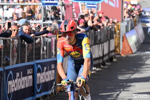 Vacek rolde binnen in de Strade Bianche-etappe, die hij niet won