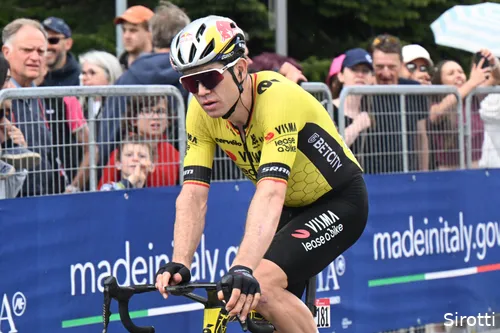 Van Aert reed zich helemaal leeg om Yates aan de eindzege te helpen.
