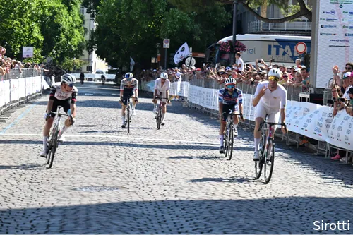 Conca (rechts) wint van Covi (links)