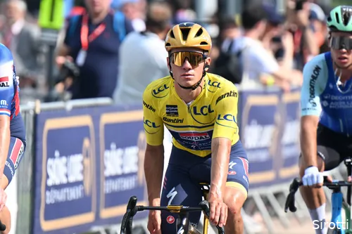 Evenepoel viel ongelukkig in de finale van de vijfde etappe van het Critérium du Dauphiné