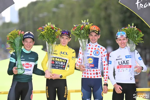 Philipsen was already in green on the final podium in Paris in 2023