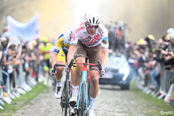 Naesen on the cobblestones of Roubaix