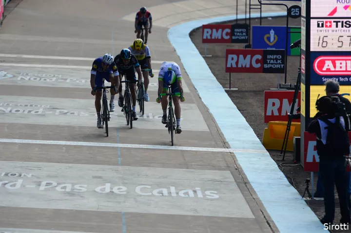 Matthew Hayman stays ahead of Tom Boonen in the sprint at the Roubaix cycling track