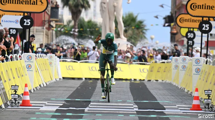 Biniam Girmay crosses the Tour finish in Nice: the green jersey has been secured!