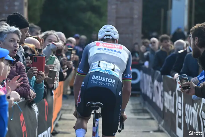 Van der Poel did not shy away from going full gas in the Tirreno-Adriatico.