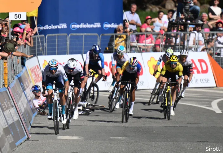 Giulio Pellizzari's crash caused Derek Gee to lose time, but that was recovered moments later.