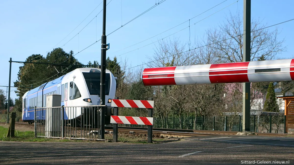 arrivatrein bij spoorwegovergang daniken plinthos