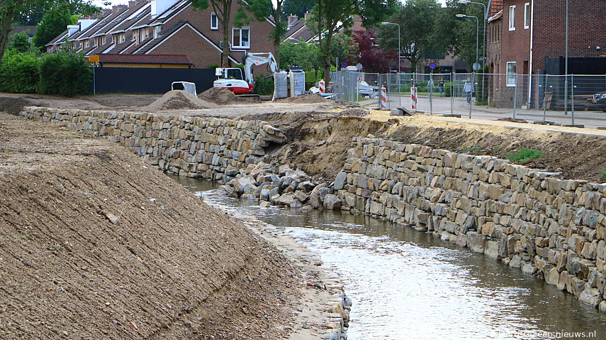 deels ingestorte wand langs cotelbeek in ophoven