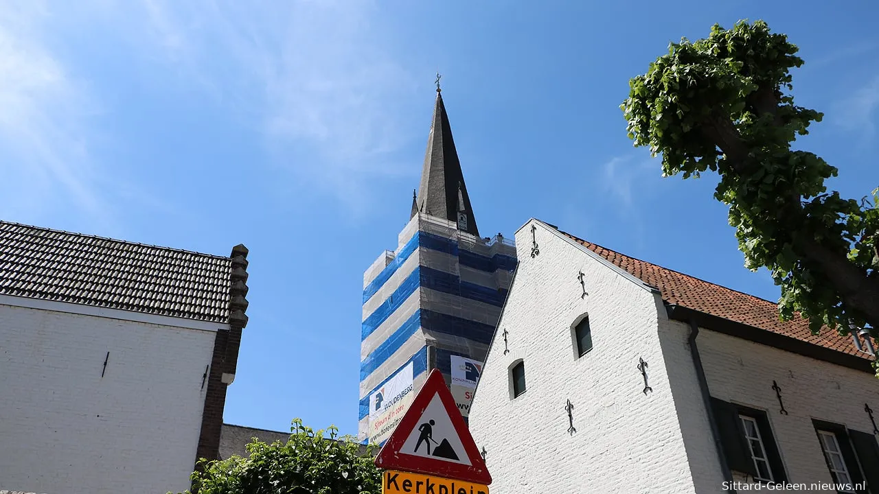 een ingepakte kerktoren in sittard