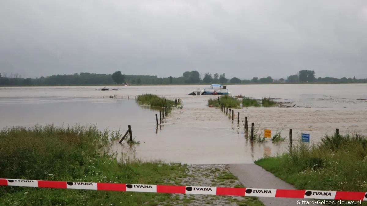 maas bij grevenbicht op 16 juli 0810 uur