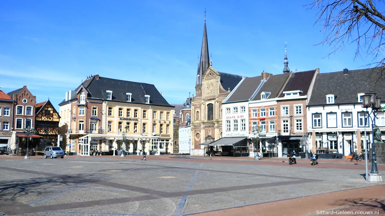 markt zon en lege terrassen