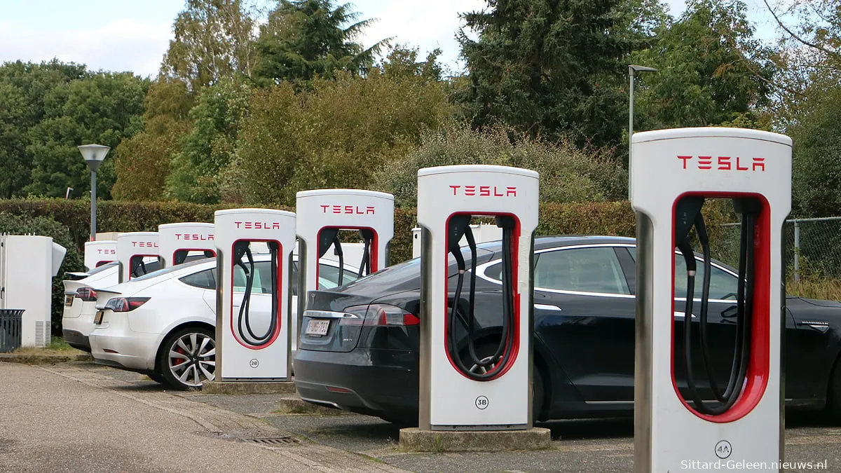 tesla oplaadstation bij urmon