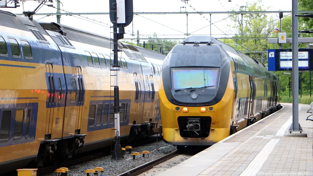 twee intercitys op station sittard